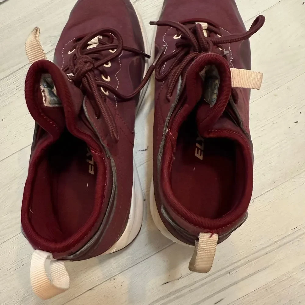 Heelys Piper Mid Top Sneaker Burgundy youth 6 Womens‎ Size 7
